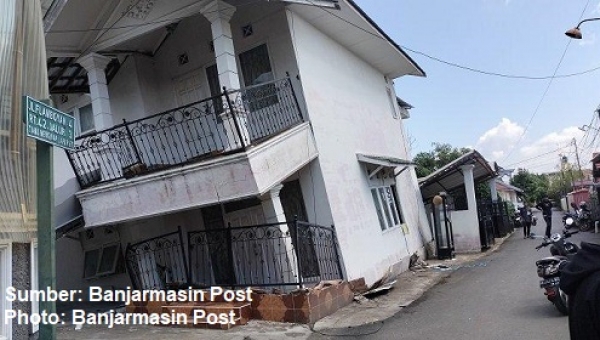 rumah di banjarmasin roboh